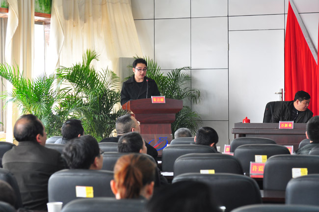 先進(jìn)個人代表上臺發(fā)言